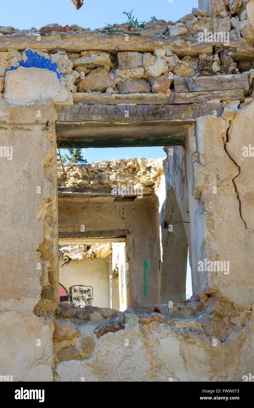 Fenster in einem Haus in Schutt und Asche Stockfoto