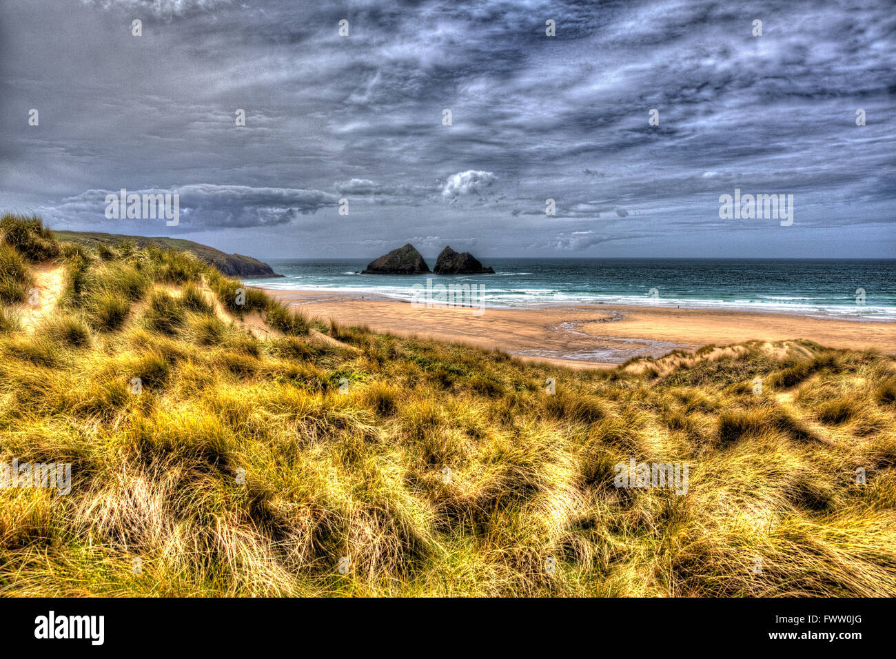 Holywell Bay North Cornwall Coast England UK in der Nähe von Newquay und Crantock mit Carters Felsen in bunte hdr Stockfoto