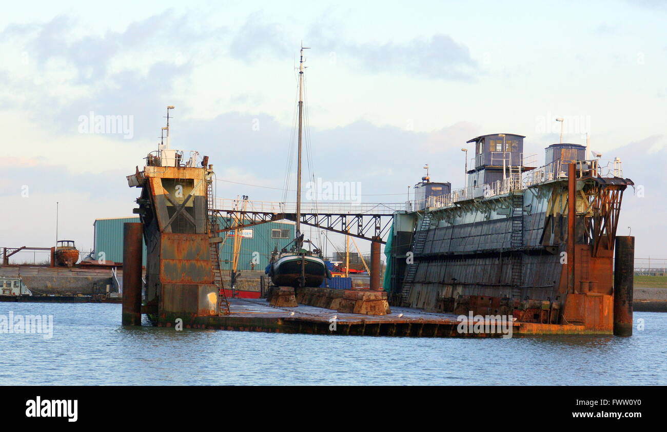 Boot im Trockendock zur Reparatur im Hafen von Lauwersoog. Die Niederlande Stockfoto