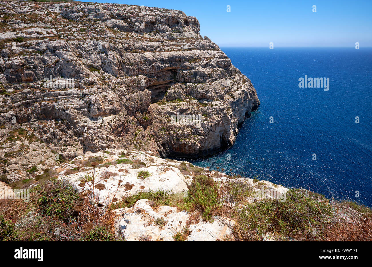 Steilen Klippe über dem Mittelmeer im Süden der Insel Malta Stockfoto