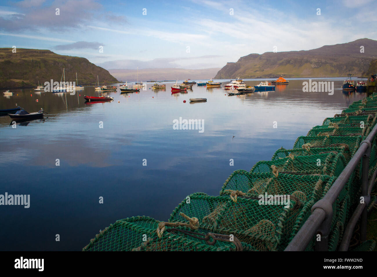 Boote und Angeln fallen in Portree Hafen auf der Insel Skye in Schottland. Stockfoto