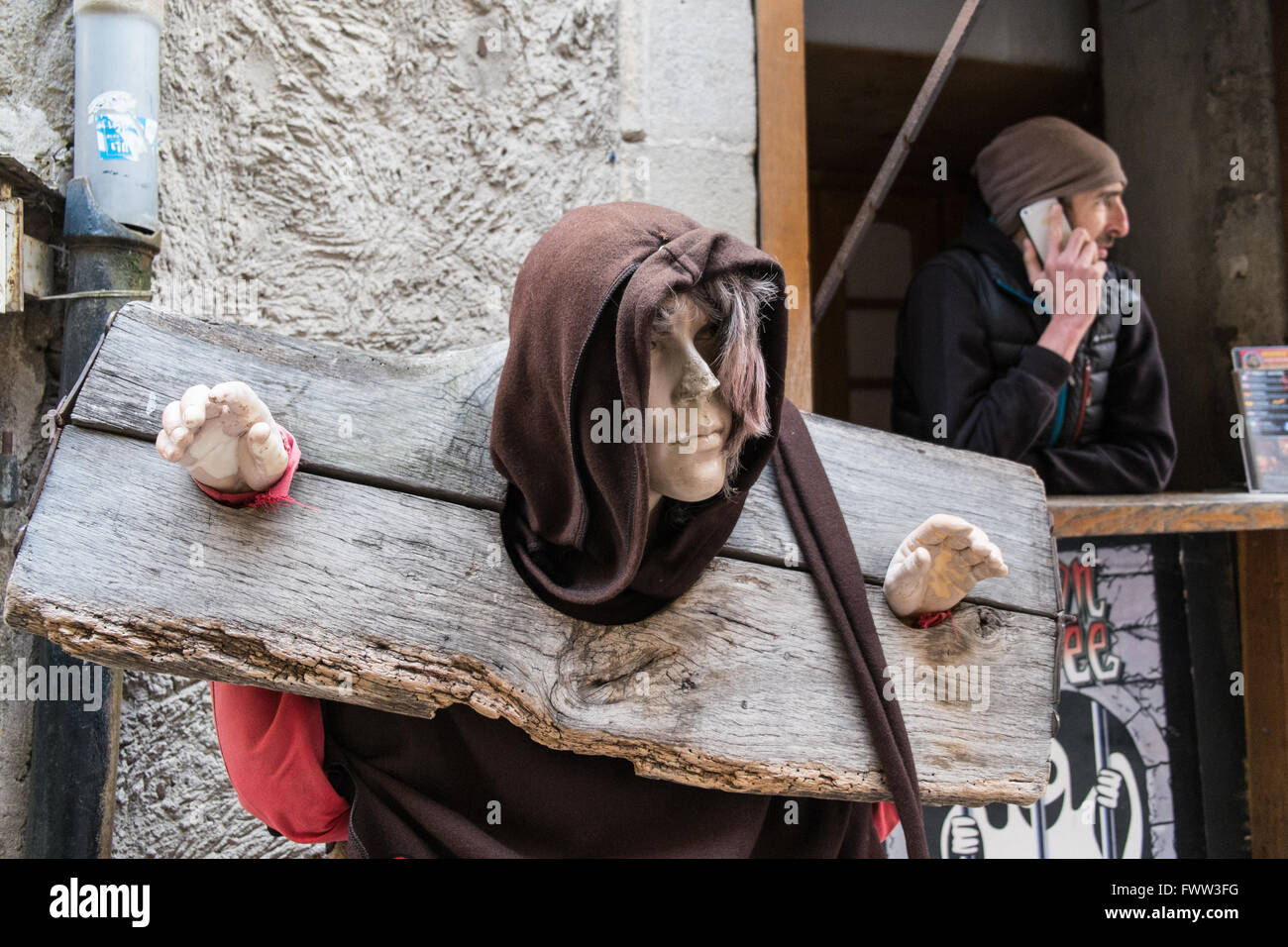 Exterieur des Foltermuseum mit Mann, Schaufensterpuppe in Aktien innerhalb von Mauern umgebene Stadt Carcassonne, Aude, Südfrankreich, Frankreich, Europa. Stockfoto