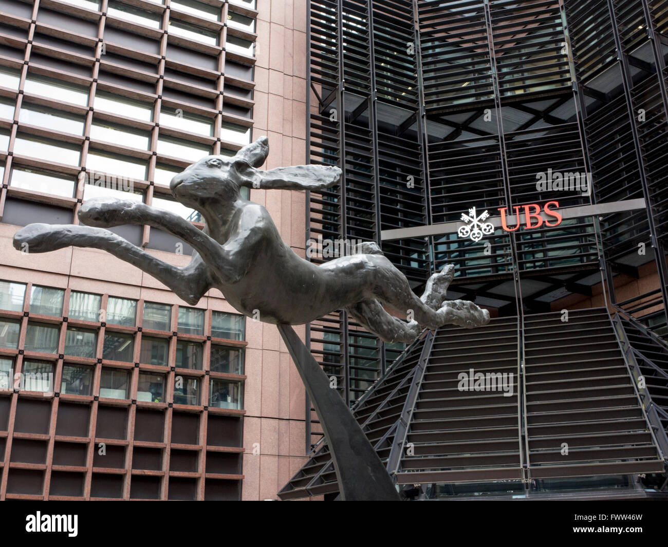 UBS Hauptsitz in London mit Rush Hour-statue Stockfoto