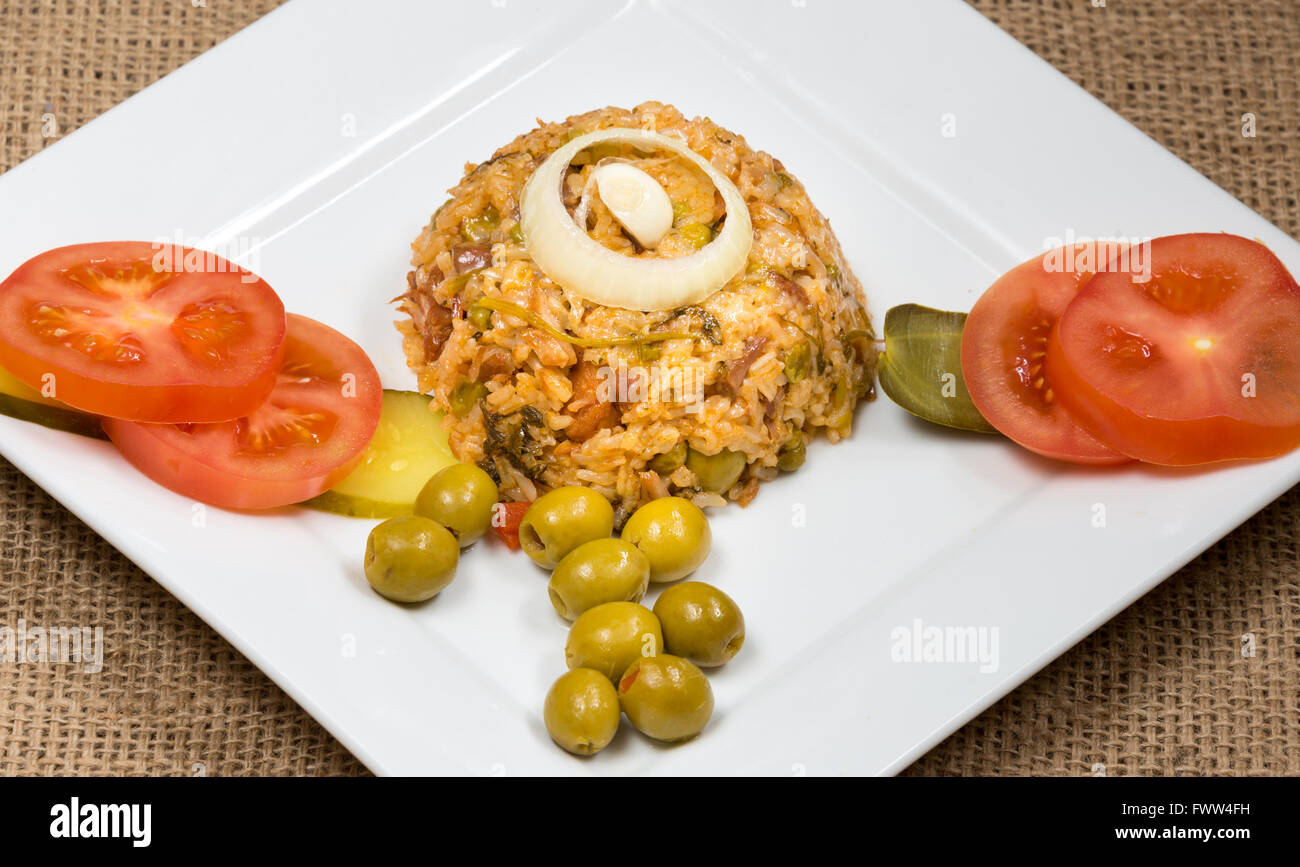 Kubanische Küche traditionelle kreolische gelbem Reis garniert mit Oliven, Zwiebeln, Tomaten und Pickels. Stockfoto