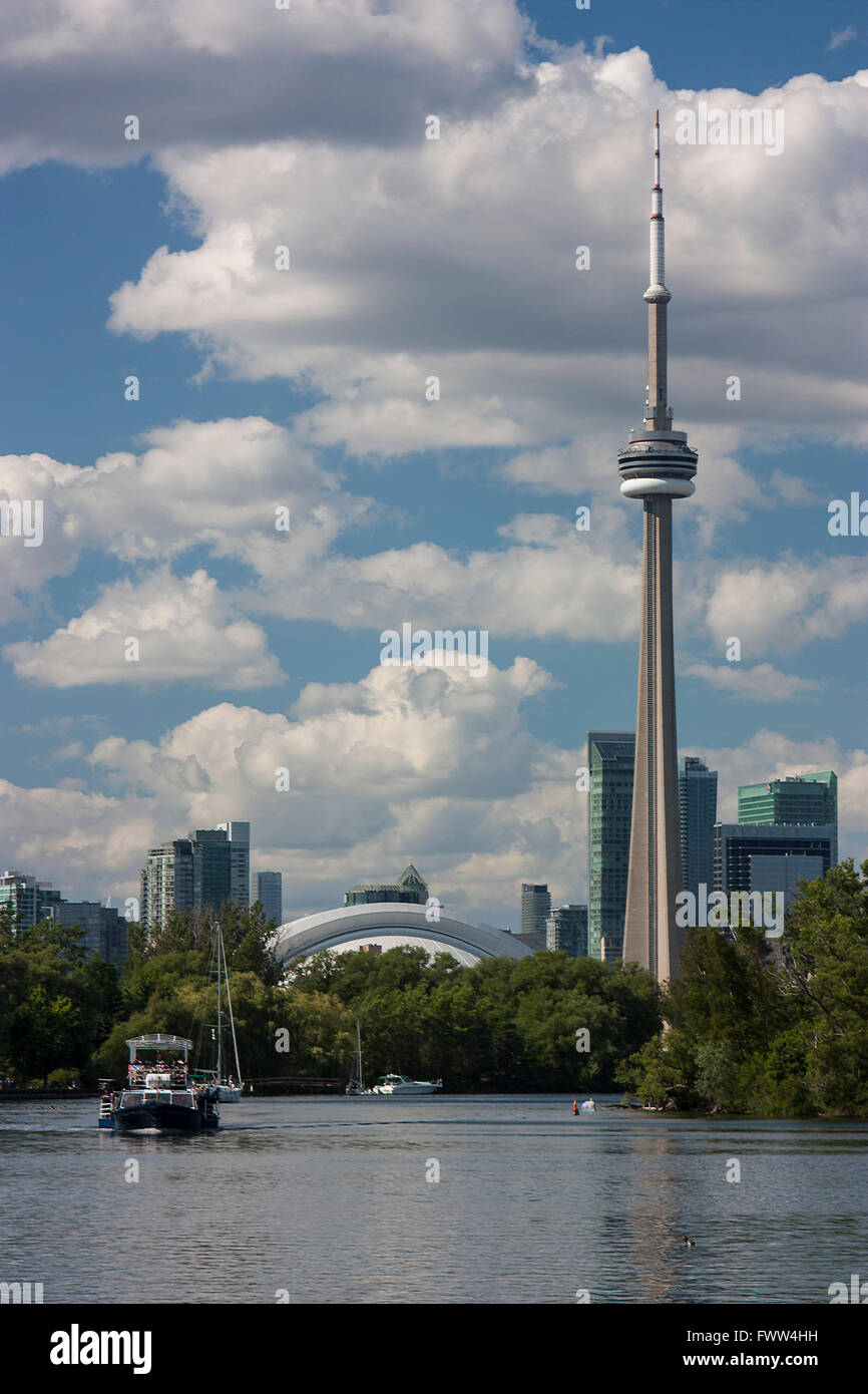 Torontos CN Tower vom Zentrum der Insel aus gesehen Stockfoto