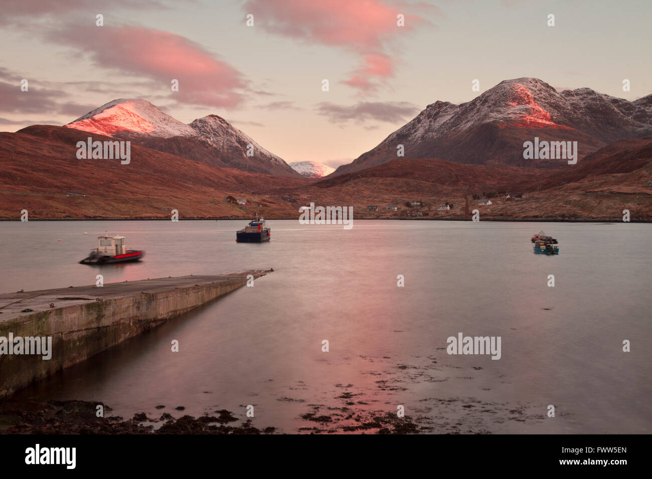 Winter-Sonnenaufgang über den Bergen North Harris Stockfoto