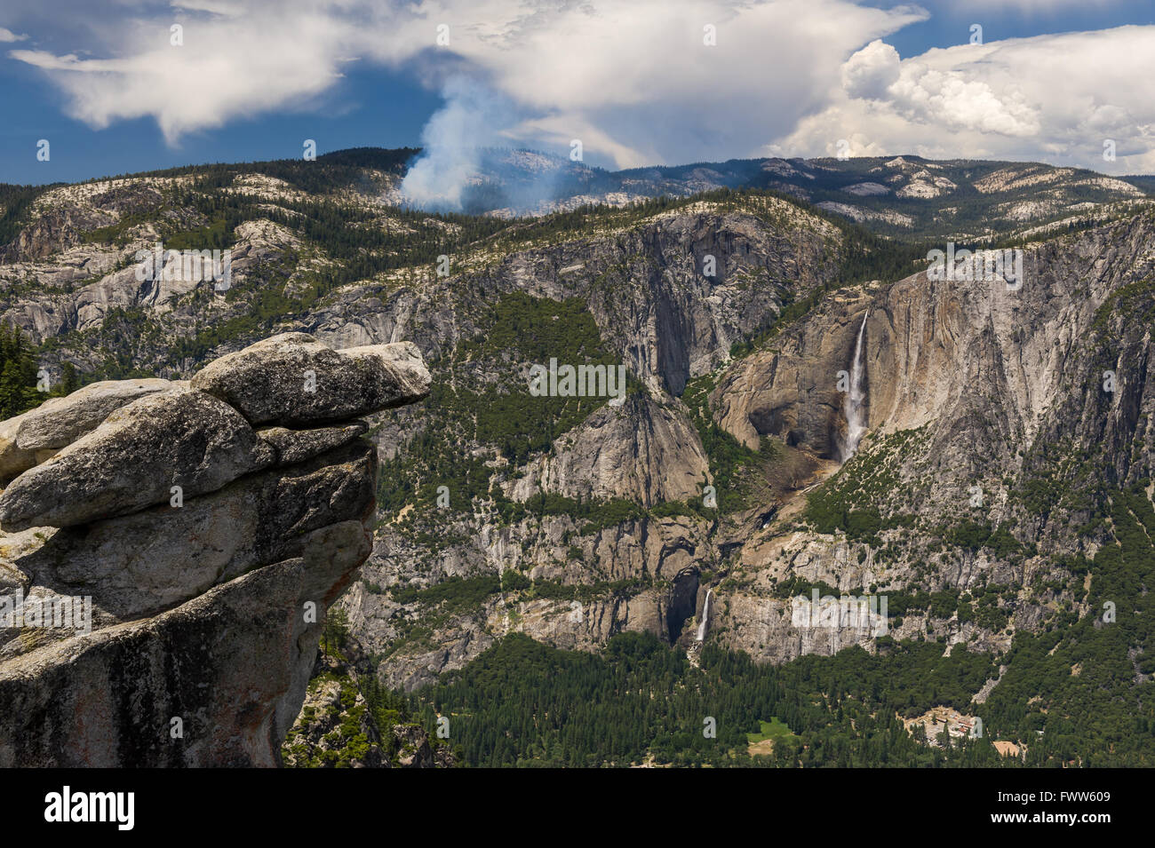 Waldbrand mit Rauch im Yosemite Valley. Stockfoto