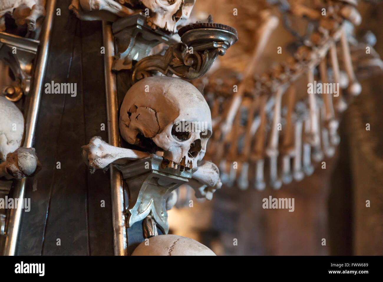 Detailansicht von Sedlec Ossuary, Kirche von Knochen in Kutna Hora, verziert mit echten menschlichen Skelett Knochen hautnah. Stockfoto