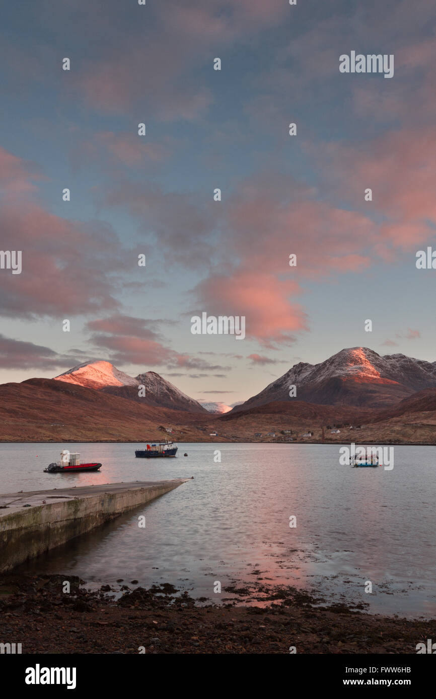 Winter-Sonnenaufgang über den Bergen North Harris Stockfoto