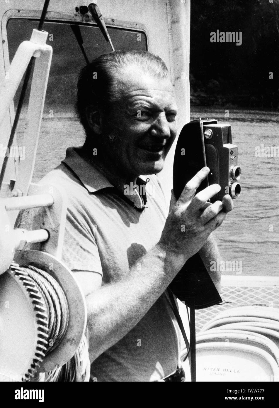 Deutscher Fernsehjournalist Peter von Zahn unterwegs mit thunfischwadenfänger Afga Filmkamera, Deutschland 1960er Jahre. Deutsche TV-Journalist Peter von Zahn mit seiner Agfa Kamera, Deutschland der 1960er Jahre. Stockfoto