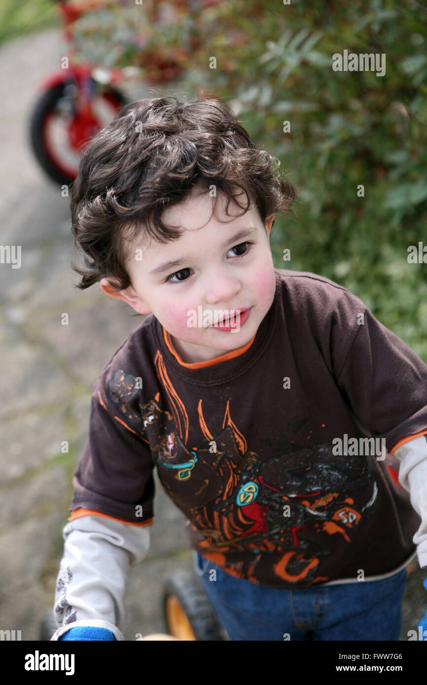 Jungen spielen im Garten Stockfoto