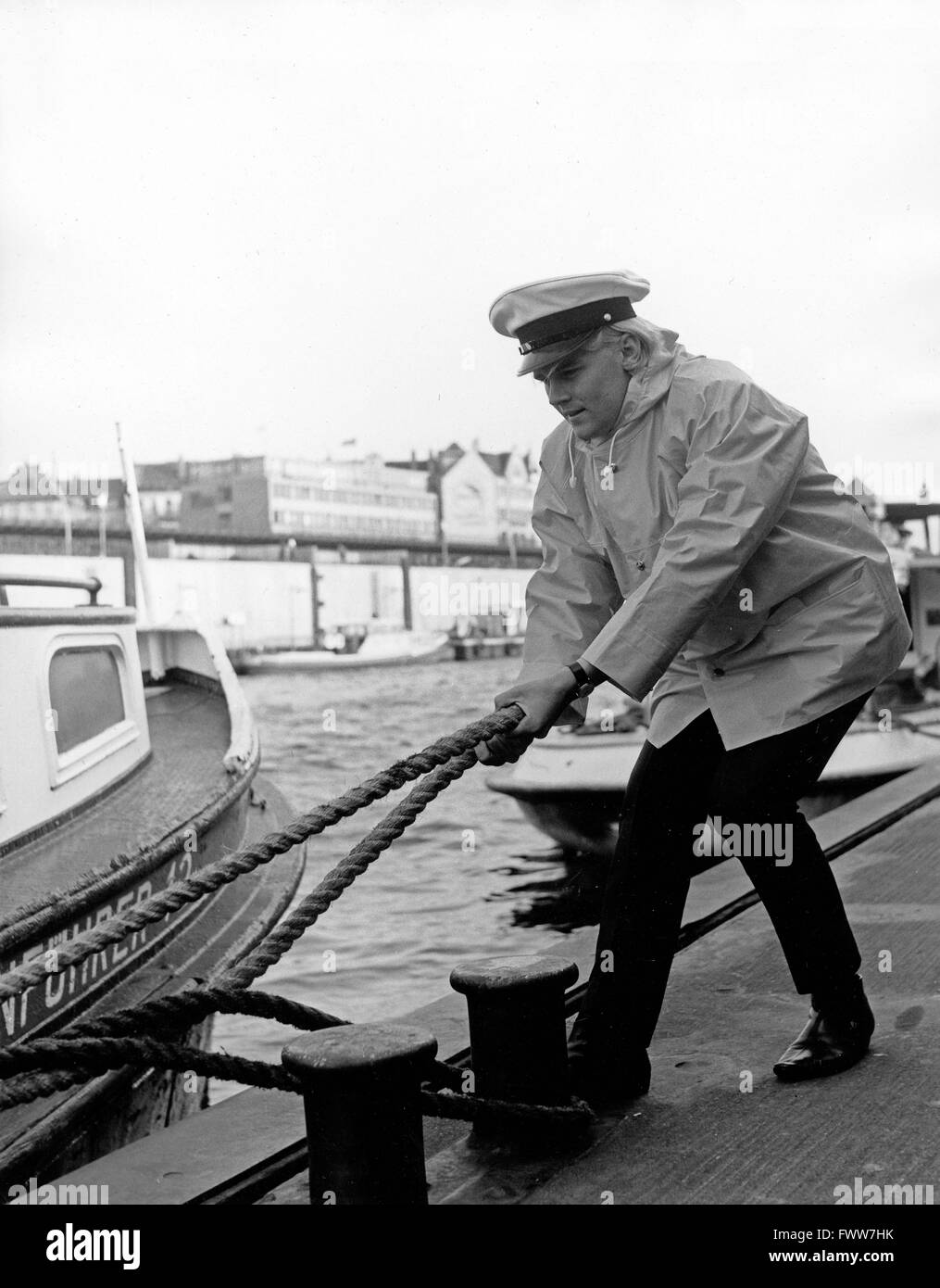 Der Südafrikanische Sänger Howard Carpendale Im Hafen in Hamburg, Deutschland, 1960er Jahre. Südafrikanischer Sänger Howard Carpendale am Hamburger Hafen, Deutschland der 1960er Jahre. Stockfoto