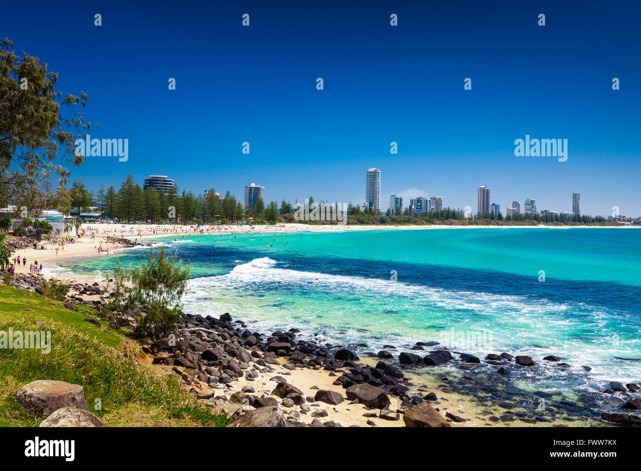 GOLD COAST, AUS - 4. Oktober 2015: Gold Coast Skyline und Surf Beach von Burleigh Heads, Queensland sichtbar Stockfoto