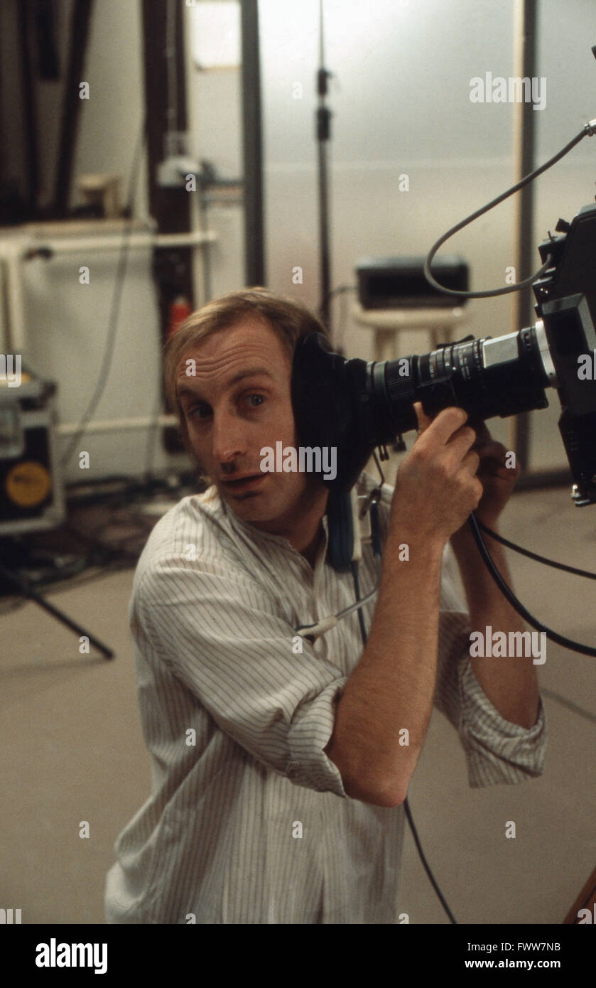 Deutscher Komiker Otto Waalkes Albert Mit Der Kamera Deutschland 1980er Jahre Deutsche Komiker Otto Waalkes Dumm Mit Einer Kamera Deutschland Der 80er Jahre Stockfotografie Alamy