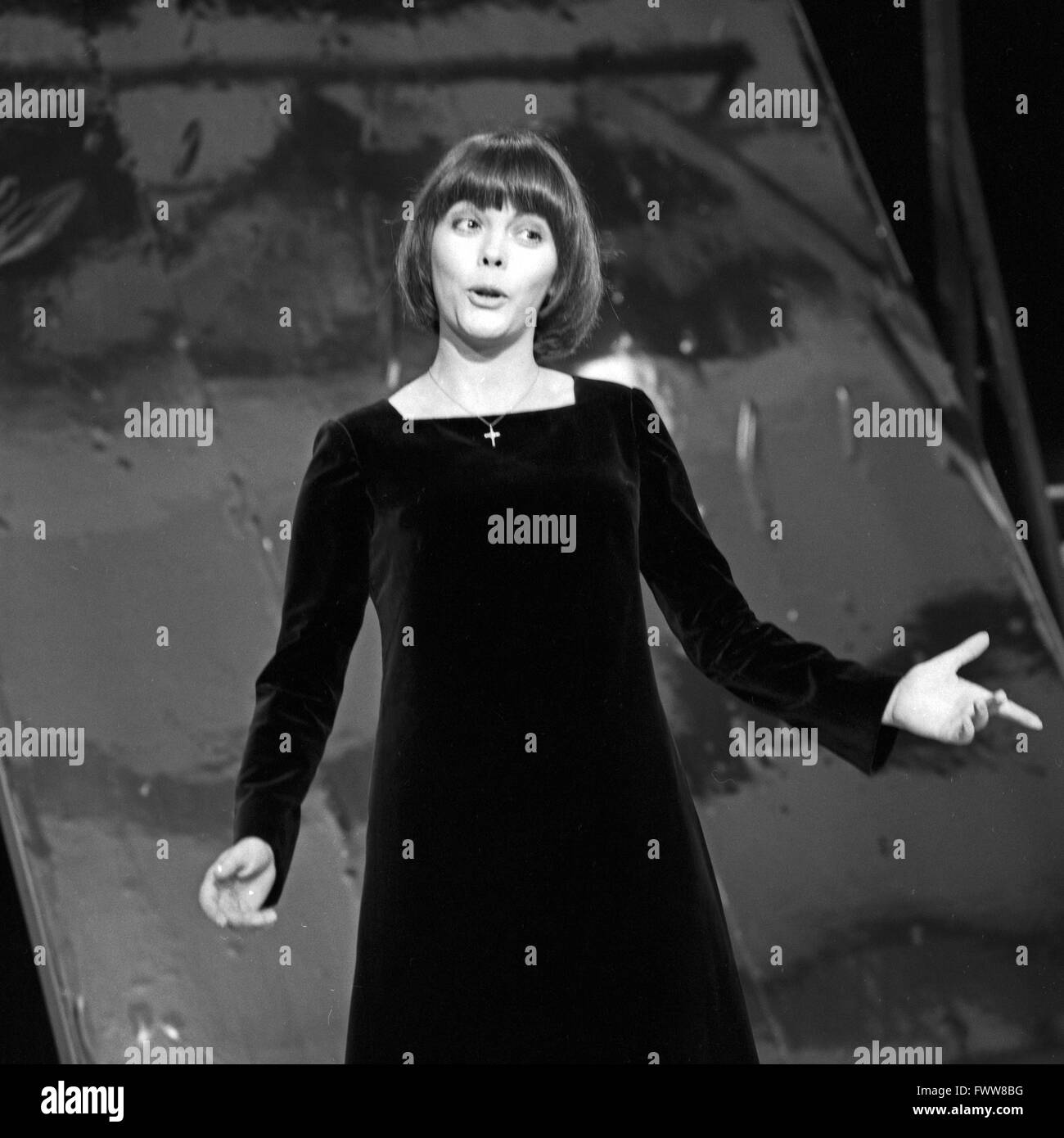 Französische Sängerin Mireille Mathieu, Deutschland 1960er Jahre. Die französische Sängerin Mireille Mathieu, Deutschland der 1960er Jahre. Stockfoto