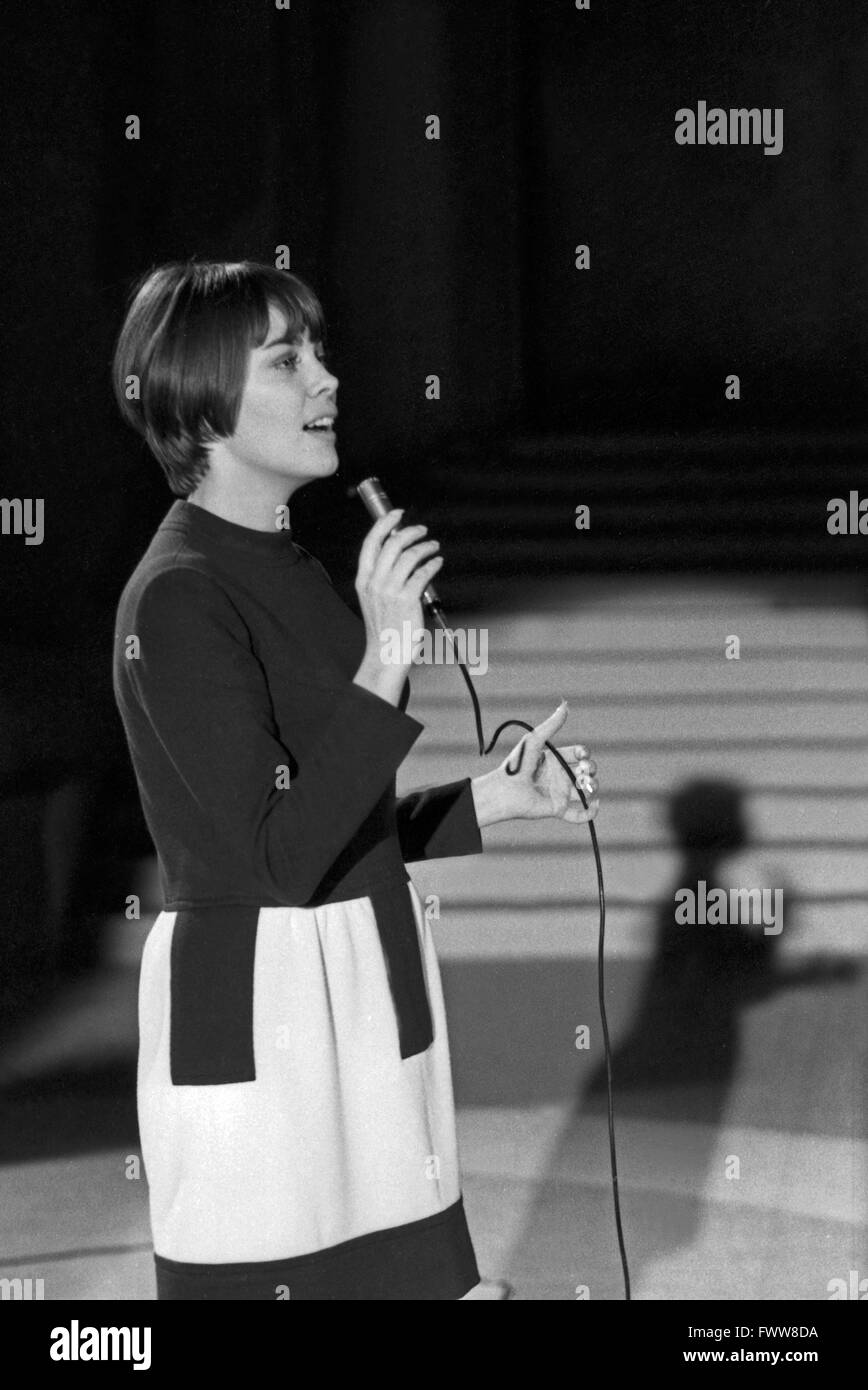 Französische Sängerin Mireille Mathieu, Deutschland 1960er Jahre. Die französische Sängerin Mireille Mathieu, Deutschland der 1960er Jahre. Stockfoto