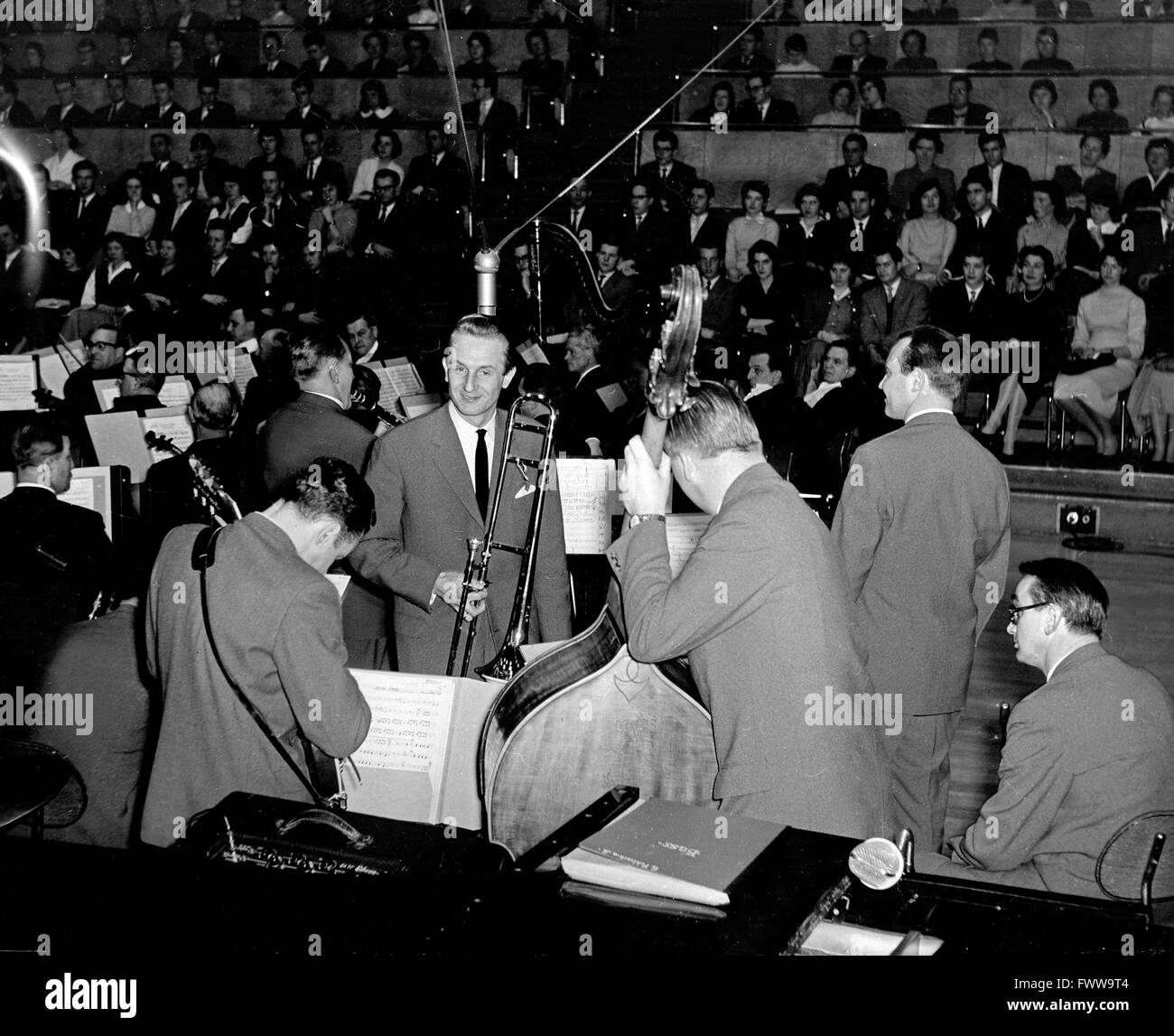 Das Rundfunkorchester Günter Fuhlisch Spielwarenmesse in der Sendung "Zum Tanztee" Deutschland 1950er Jahre. Das Rundfunkorchester Guenter Fuhlisch spielen bei der Show "Zum Tanztee" Deutschland der 1950er Jahre. Stockfoto