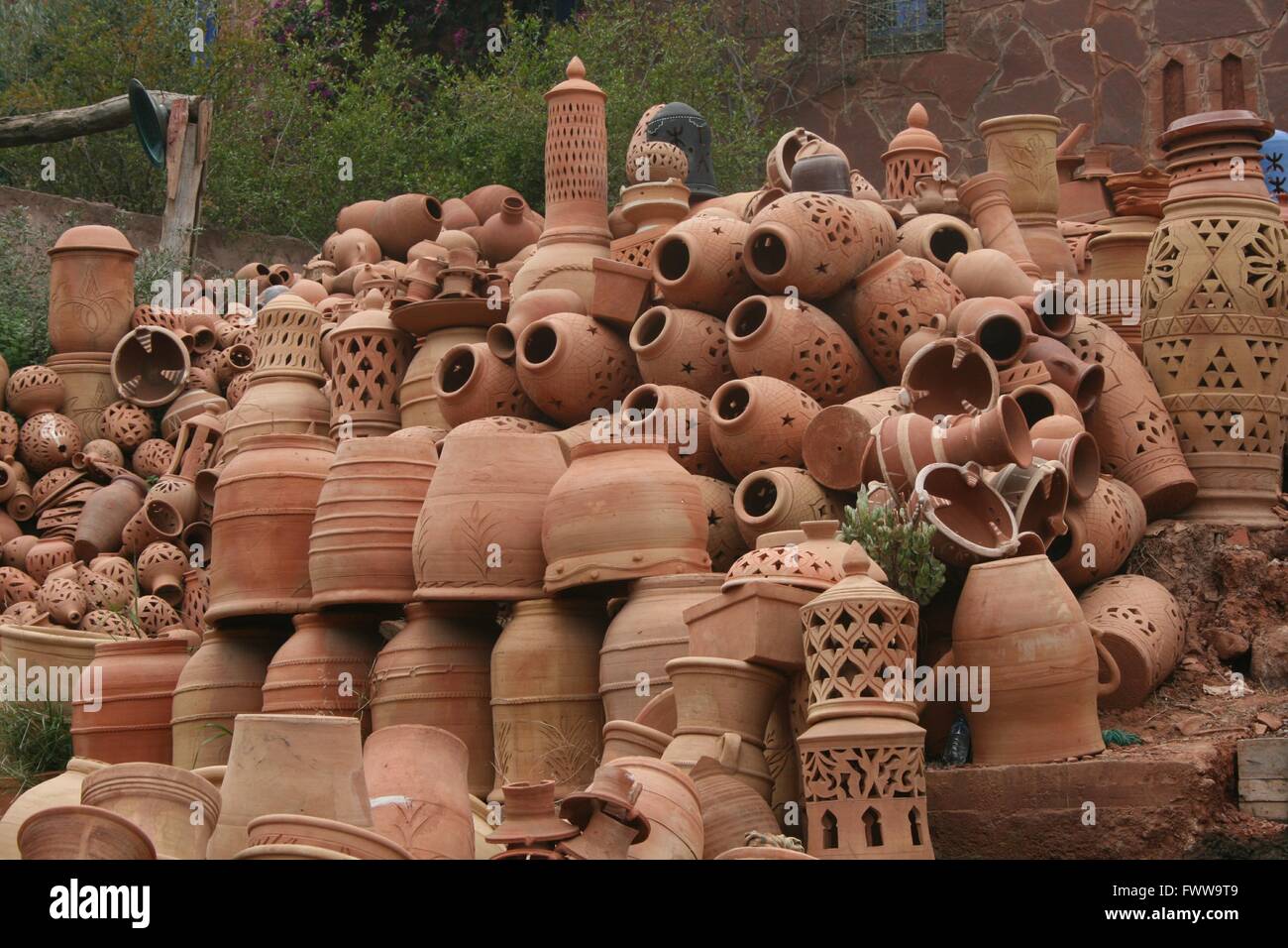 Töpfe von Töpfen - für den Verkauf in einem Berber-Markt Stockfoto