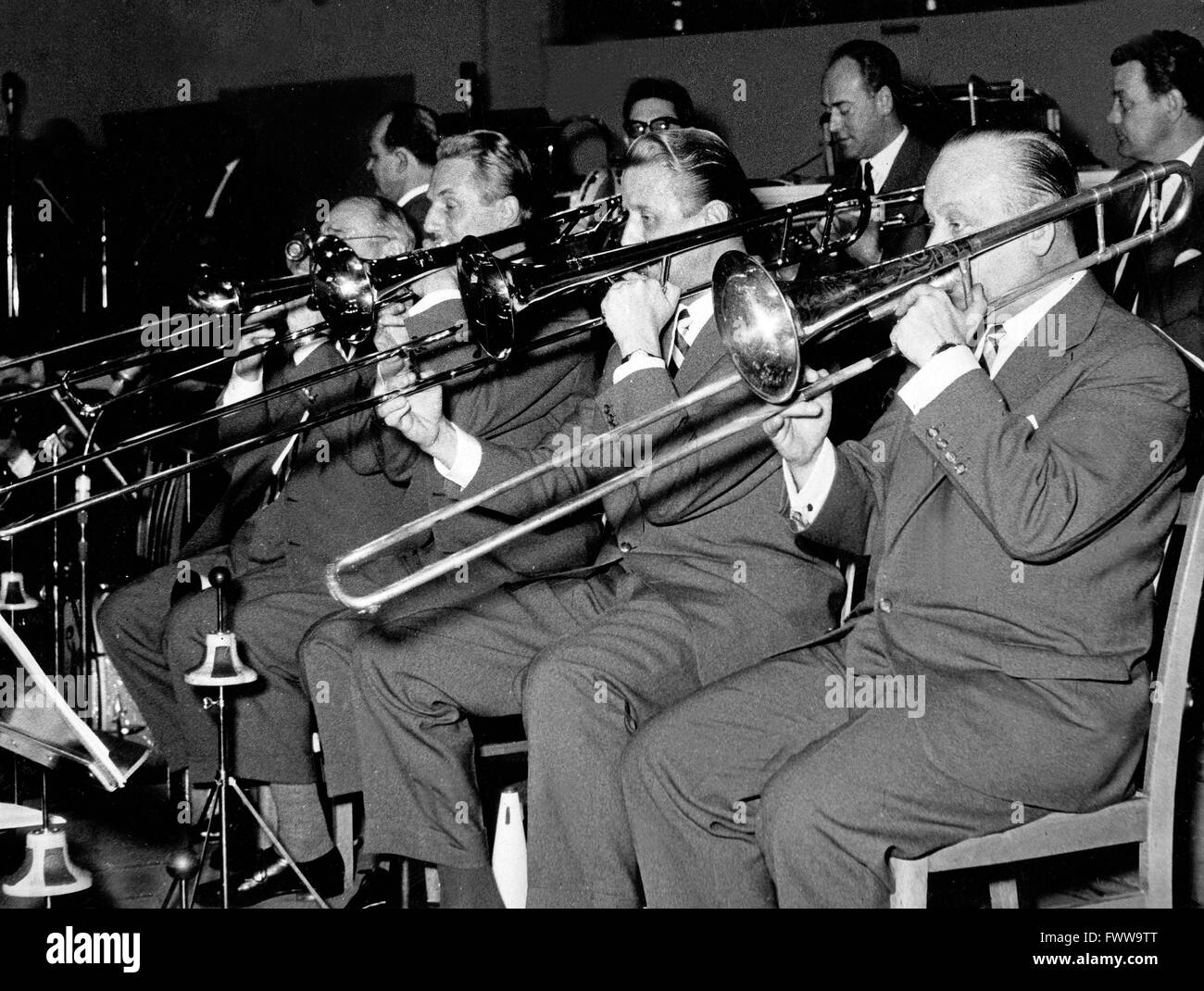 Das Rundfunkorchester Günter Fuhlisch Spielwarenmesse in der Sendung "Zum Tanztee" Deutschland 1950er Jahre. Das Rundfunkorchester Guenter Fuhlisch spielen bei der Show "Zum Tanztee" Deutschland der 1950er Jahre. Stockfoto