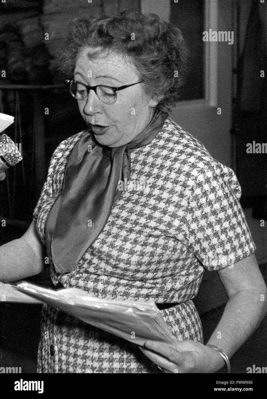 Deutsche Fictitious character Gustl Busch spricht die Rolle der Elbe im Hörspiel 'Draußen vor der Tür' von Wolfgang Borchert, Deutschland 1940er Jahre. Die deutsche Schauspielerin Gustl Busch, der Teil der Elbe im Hörspiel 'Draussen vor der Tuer" von Wolfgang Borchert, Deutschland 1940. Stockfoto