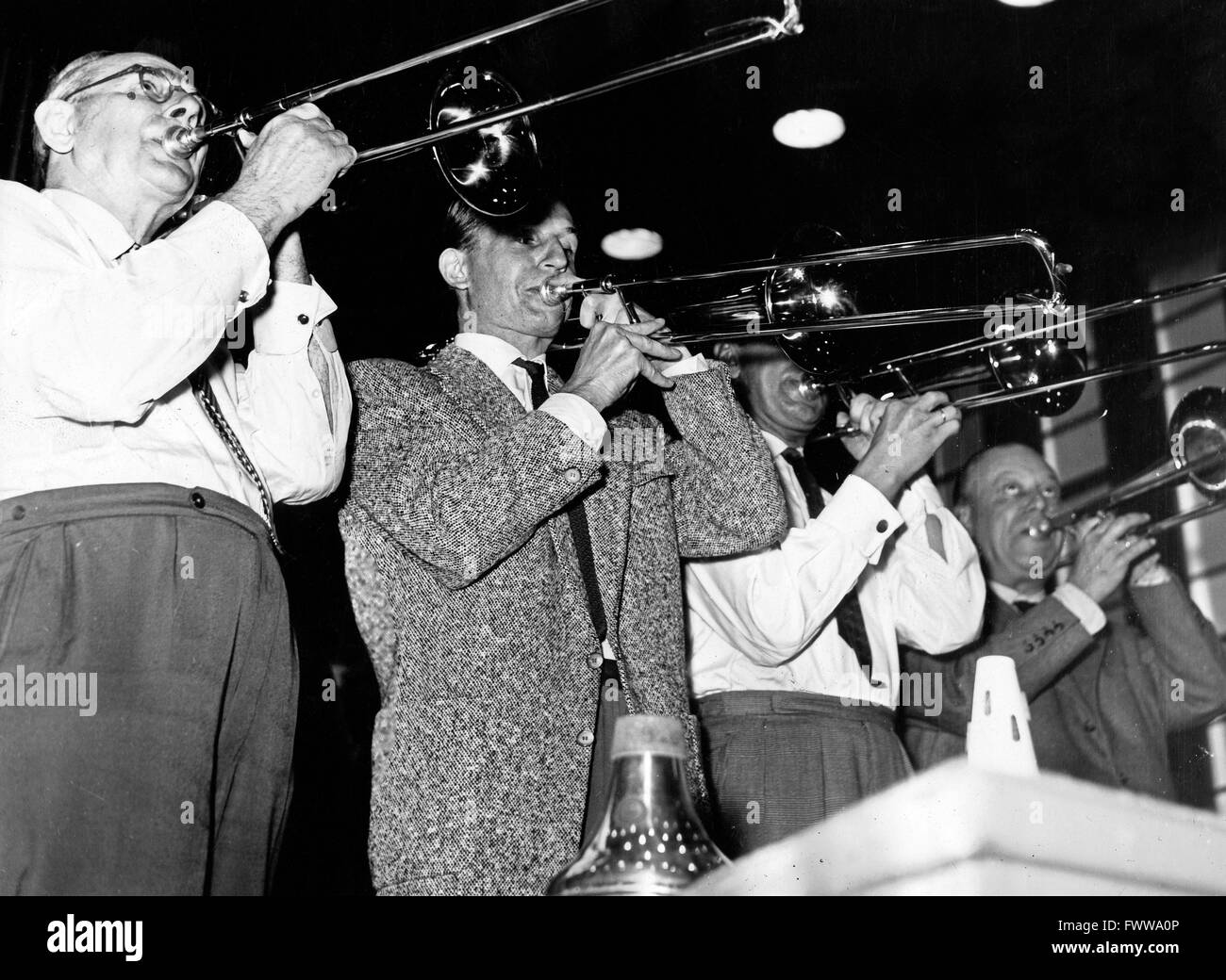 Das Rundfunkorchester Günter Fuhlisch Spielwarenmesse in der Sendung "Zum Tanztee" Deutschland 1950er Jahre. Das Rundfunkorchester Guenter Fuhlisch spielen bei der Show "Zum Tanztee" Deutschland der 1950er Jahre. Stockfoto