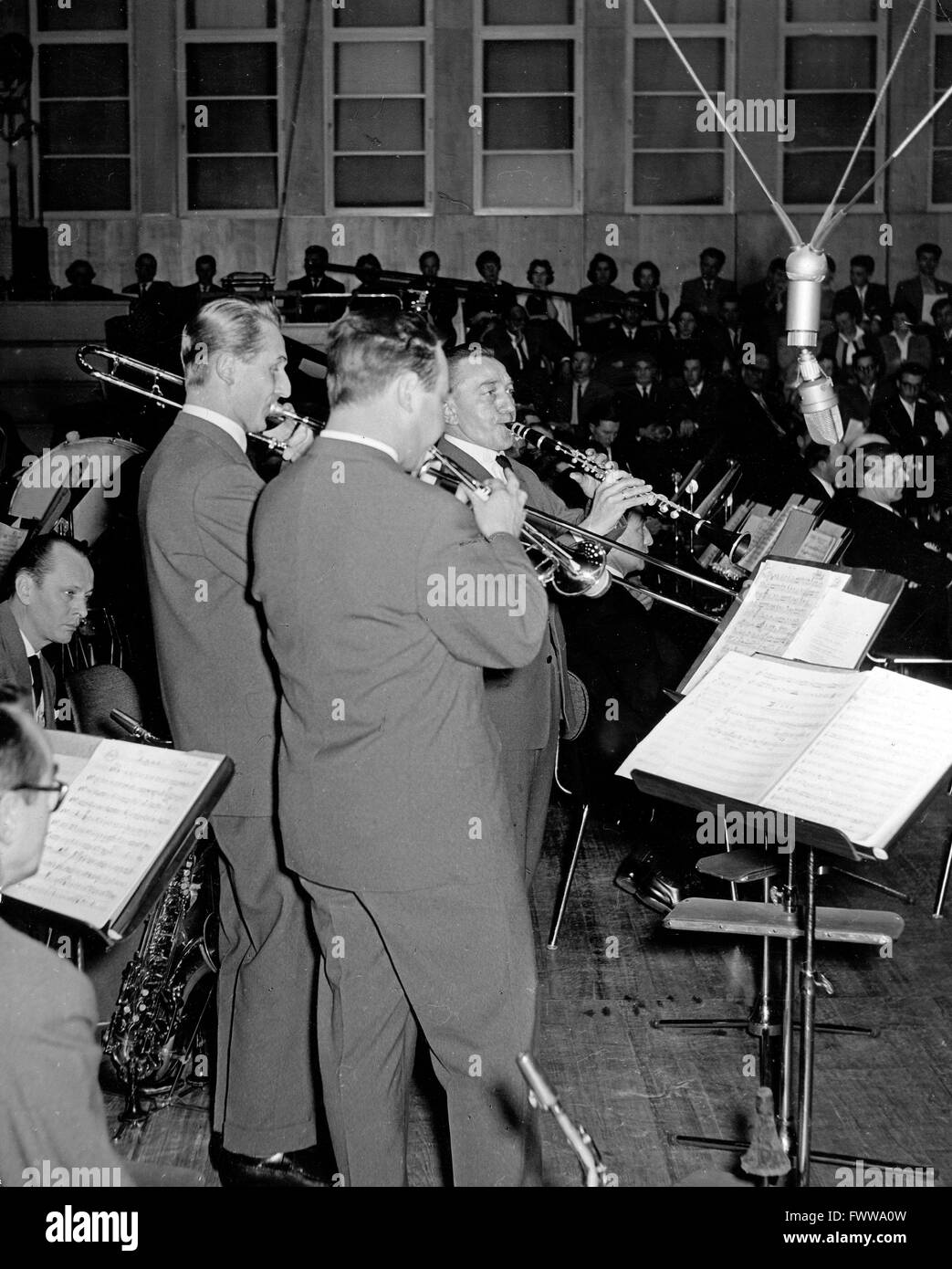 Das Rundfunkorchester Günter Fuhlisch Spielwarenmesse in der Sendung "Zum Tanztee" Deutschland 1950er Jahre. Das Rundfunkorchester Guenter Fuhlisch spielen bei der Show "Zum Tanztee" Deutschland der 1950er Jahre. Stockfoto