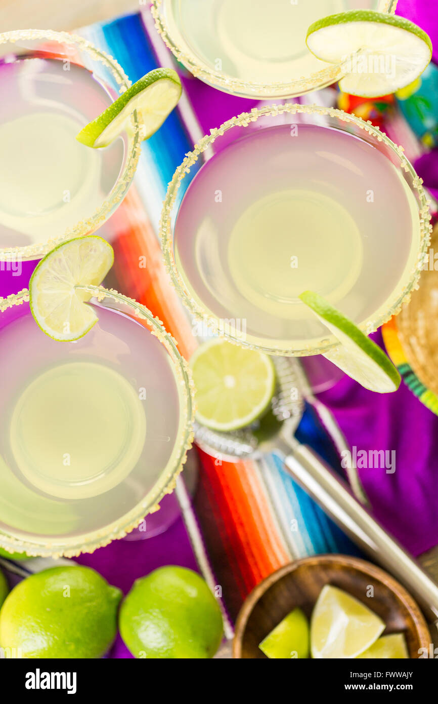 Claasic Kalk Margarita mit Limette garnieren und Turbinado sugar für ...