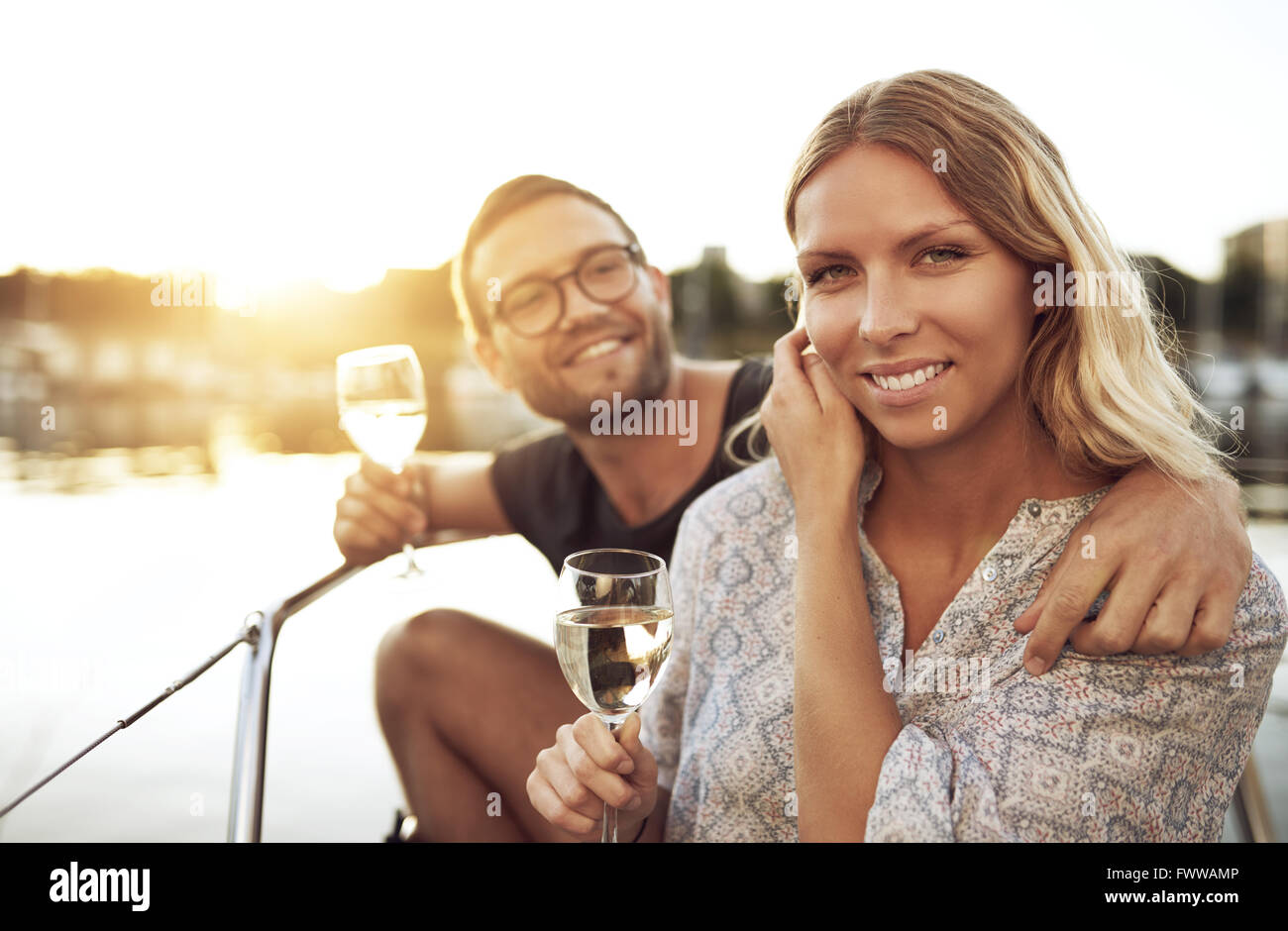 Glückliches Paar im Urlaub genießen die Marina Stockfoto