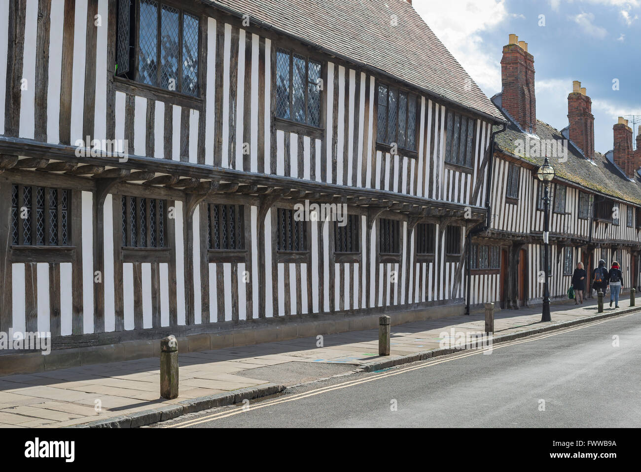 Mittelalterbau England Großbritannien, Blick auf eine Reihe typischer spätmittelalterlichen Fachwerkhäuser in der Church Street, Stratford Upon Avon, England, Großbritannien Stockfoto
