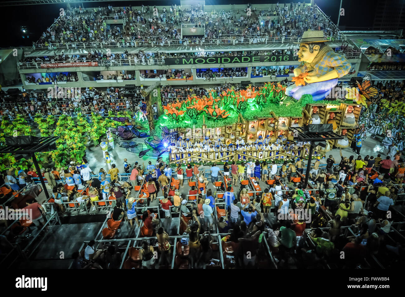 Die Sambaschule Unidos da Tijuca paradieren am Rio Karneval 2016. Allegorische Wagen und Interpreten auf dem Sambodromo paradieren Stockfoto
