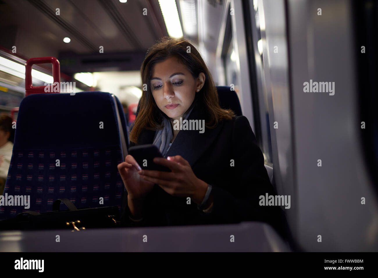 Frau sitzt im Zug Wagen senden SMS Stockfoto
