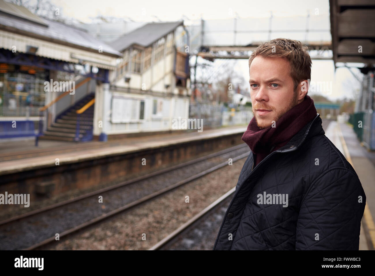 Mann auf Bahnsteig warten auf Zug Stockfoto