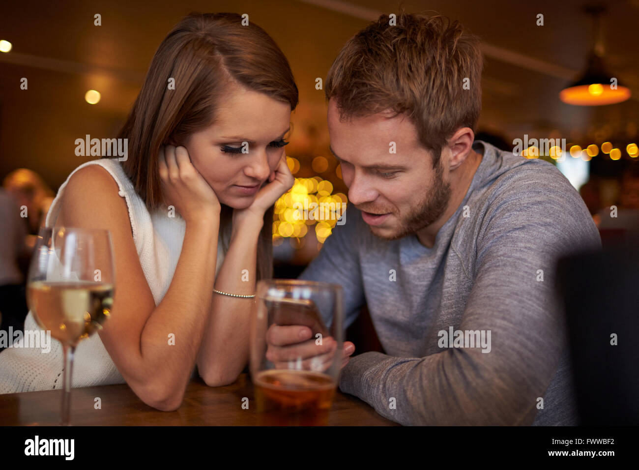 Romantisch zu zweit sitzen und miteinander reden In Weinbars &amp; Weinstuben Stockfoto