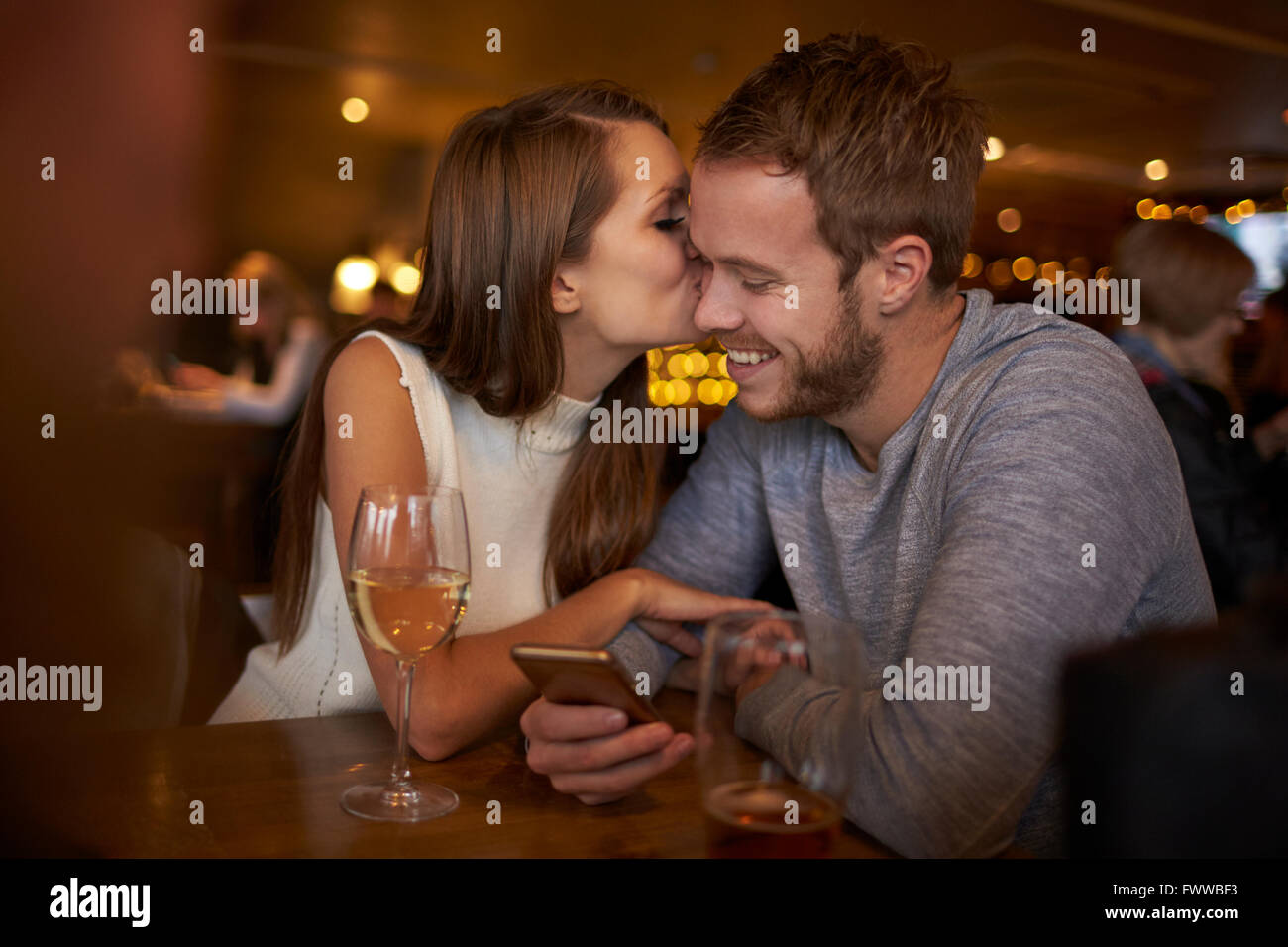 Romantisch zu zweit sitzen und miteinander reden In Weinbars &amp; Weinstuben Stockfoto