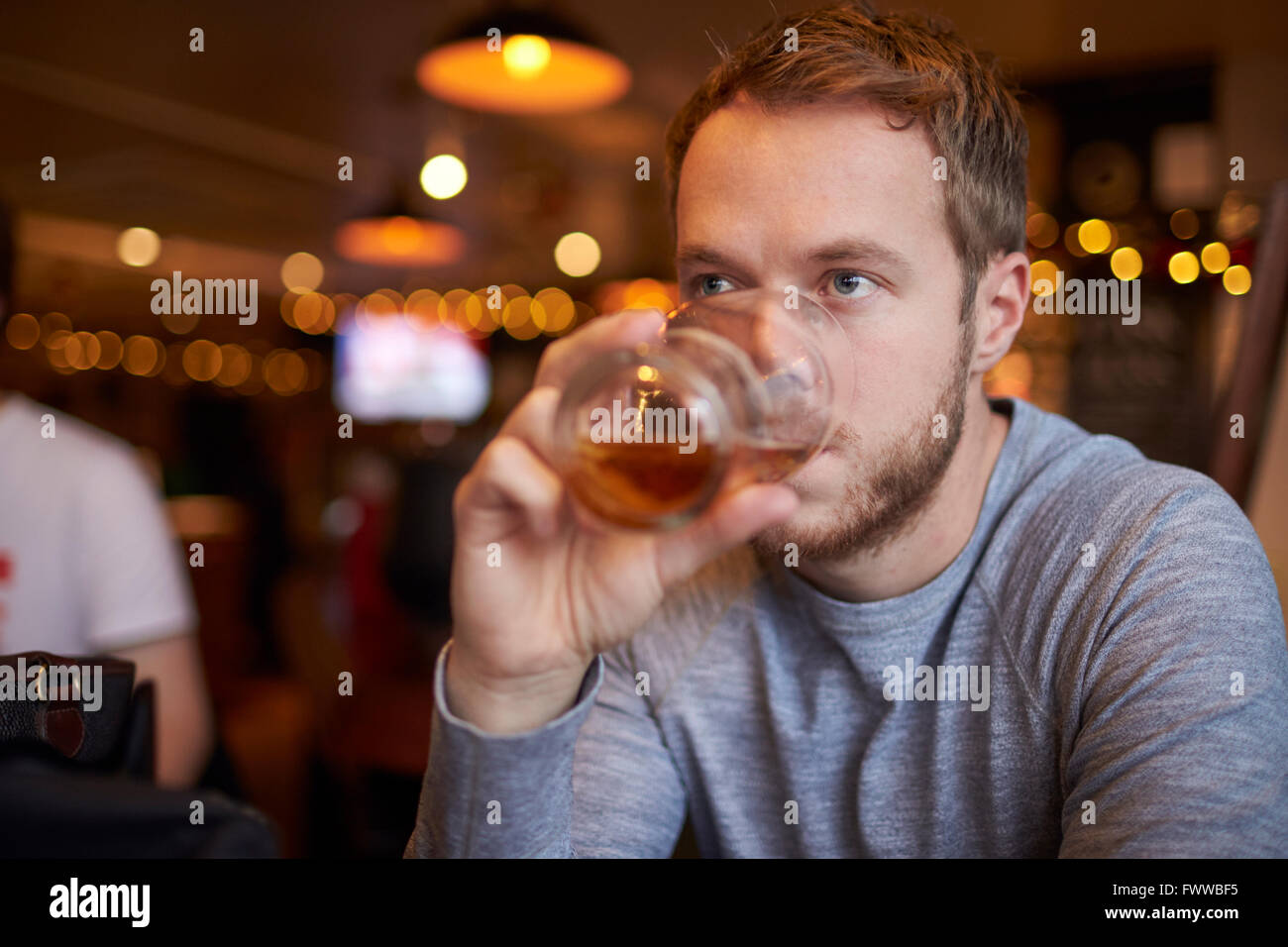 Junger Mann Glas Bier In der Bar Stockfoto