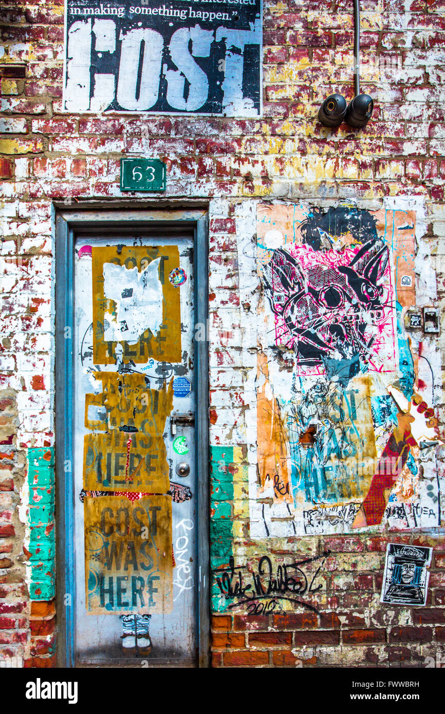 Grunge-Tür in New York City am Gebäude außen in Graffiti bedeckt Stockfoto