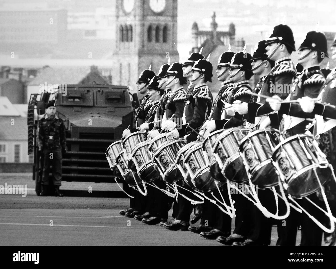 Nordirland 1984-eine der Bands des i. Bataillons des Regiments der Königin spielen auf dem Exerzierplatz der Londonderry-Kaserne Stockfoto