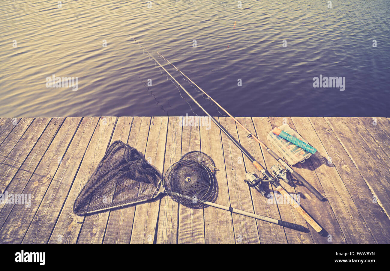 Vintage getönten Angelausrüstung auf einem hölzernen Pier. Stockfoto
