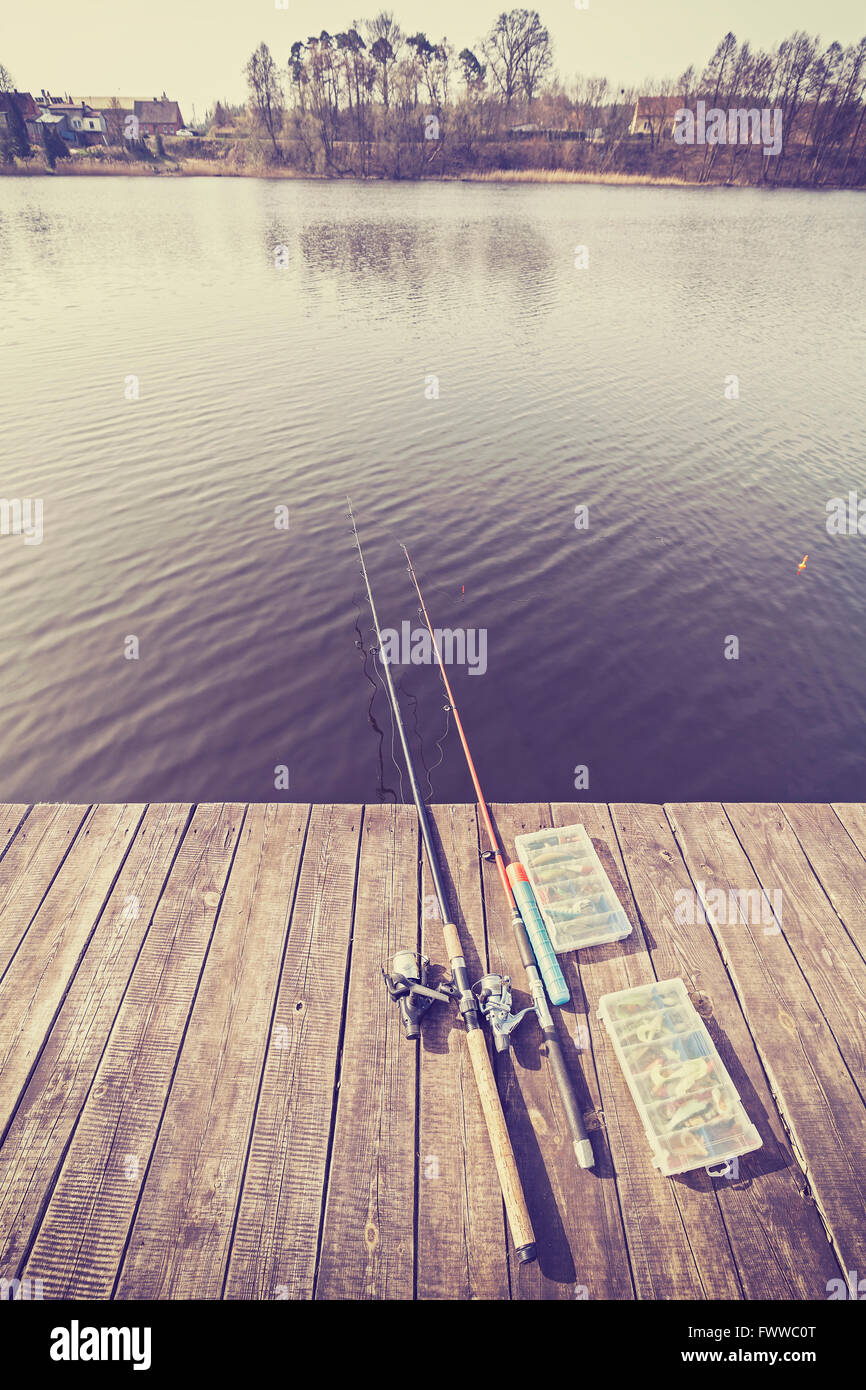 Vintage getönten Angelausrüstung auf einem hölzernen Pier. Stockfoto