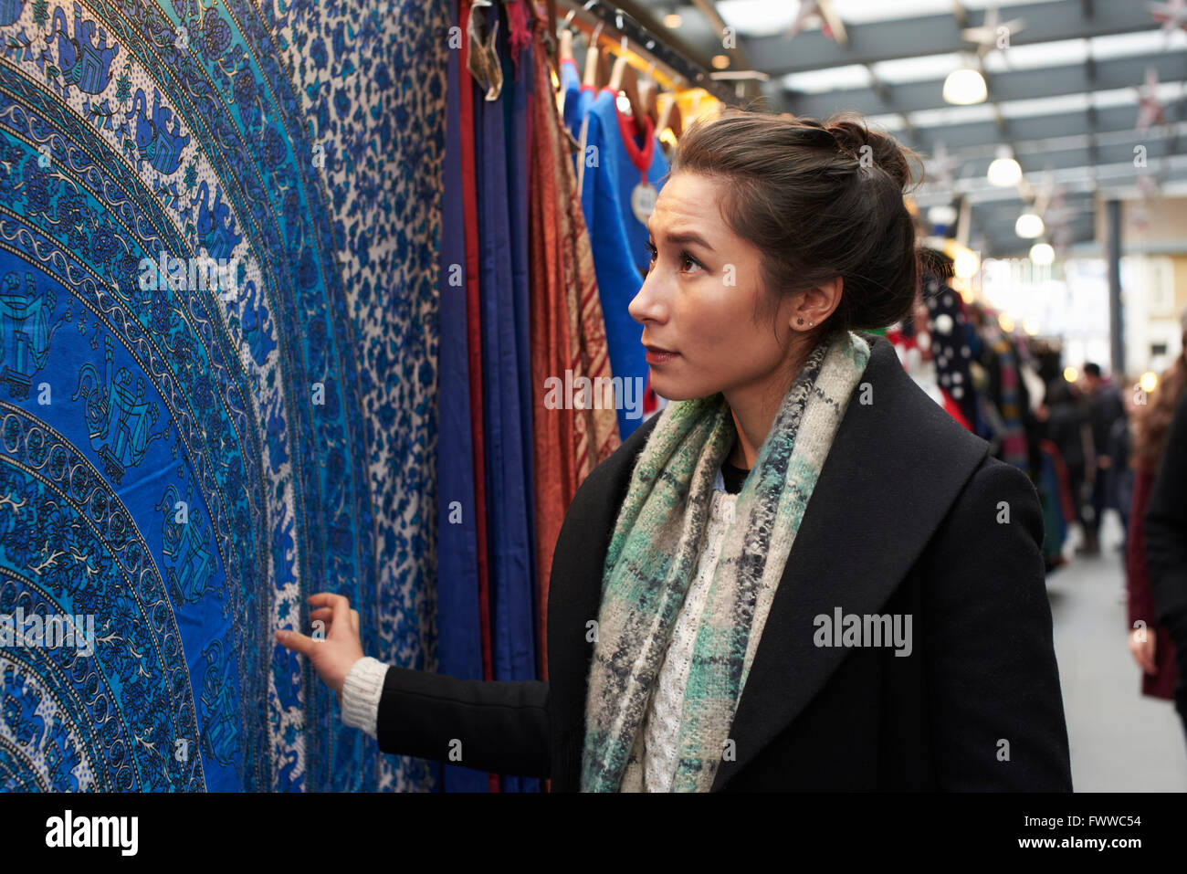Junge Frau einkaufen In der Markthalle Stockfoto