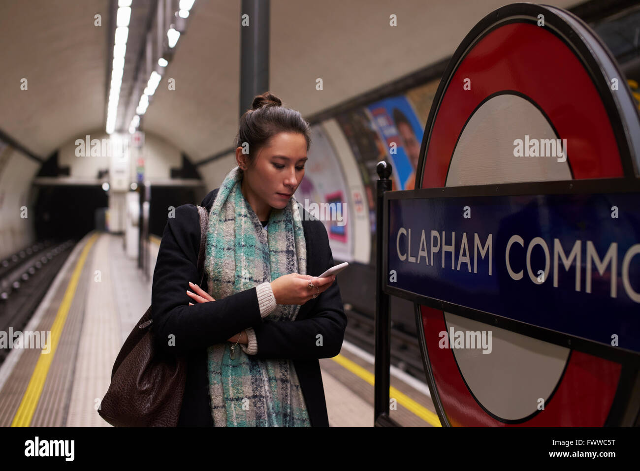 Frau stehen am Bahnsteig, Blick auf SMS Stockfoto