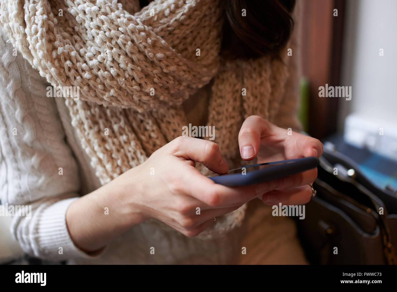 Nahaufnahme der jungen Frau, die SMS auf dem Handy Stockfoto