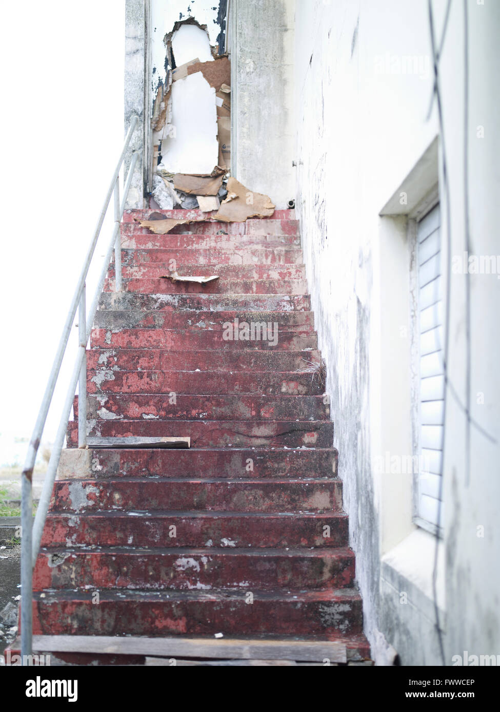 notleidende Gebäude mit alten Treppen Stockfoto