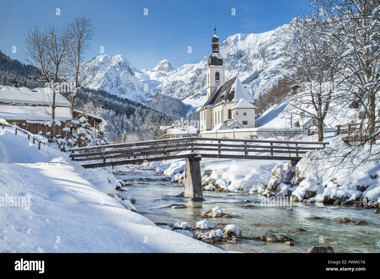 Klassische Ansicht der berühmten Kirche von Ramsau im Winter, Berchtesgadener Land, Bayern, Deutschland Stockfoto