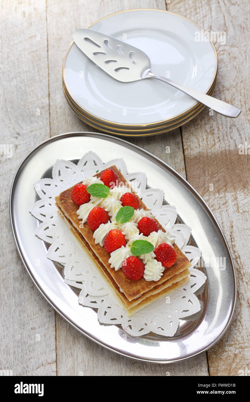 hausgemachte Erdbeer Mille Feuille, Napoleon Torte, Blätterteig Stockfoto