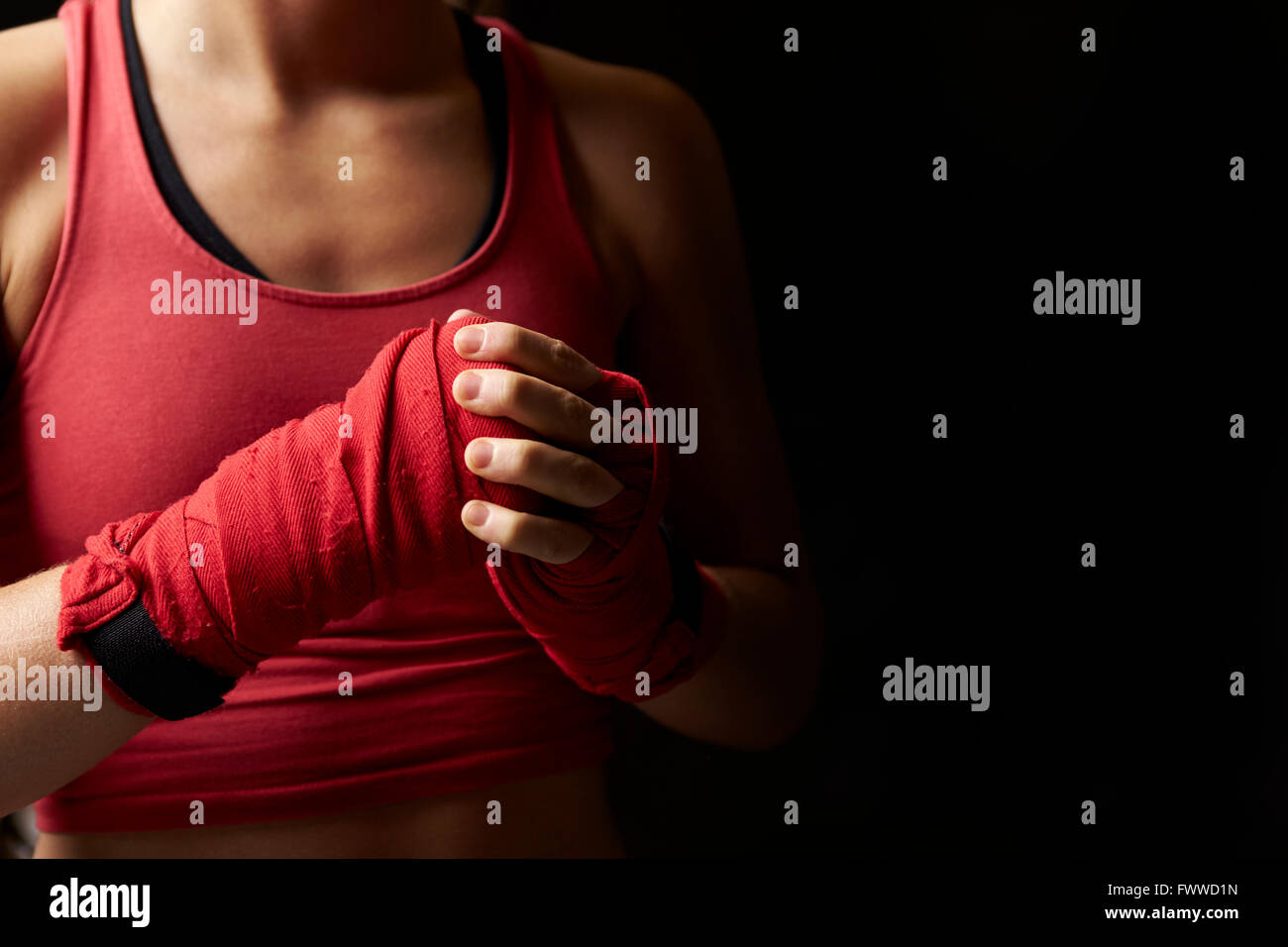 Frau mit Fäusten in Vorbereitung für Boxtraining gewickelt Stockfoto