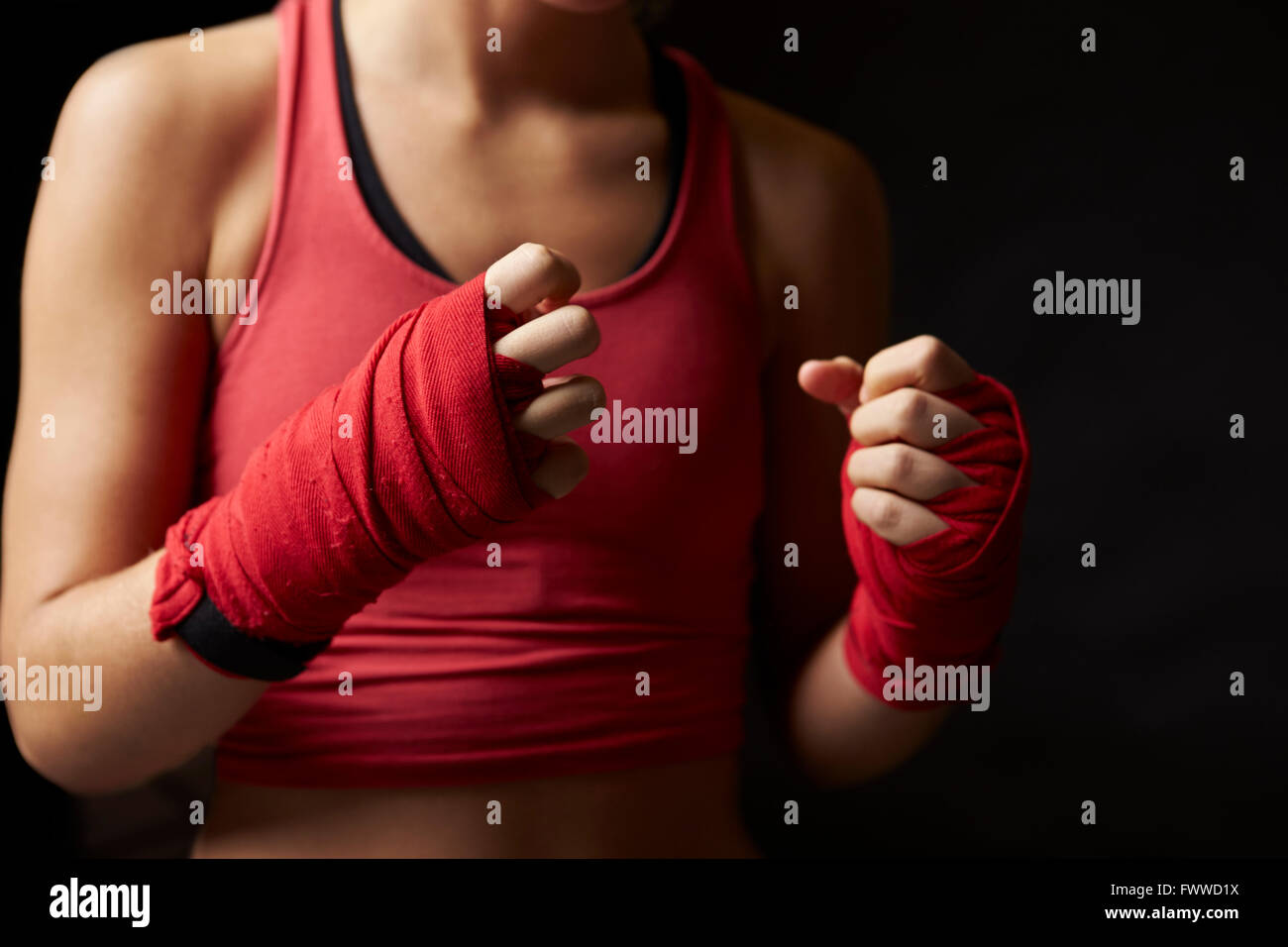 Frau mit Fäusten in Vorbereitung für Boxtraining gewickelt Stockfoto