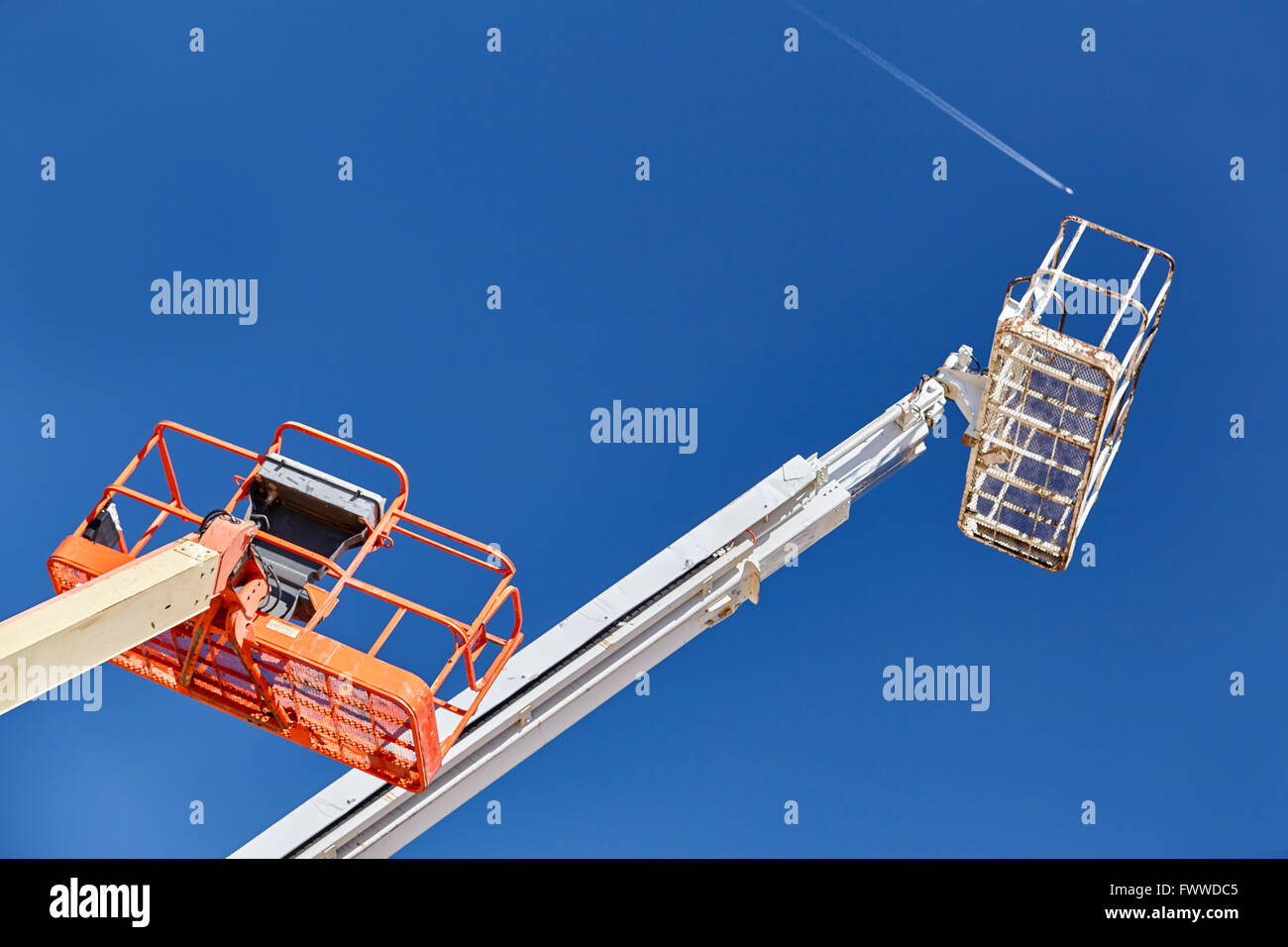 Bau Ausrüstung Antenne Mann Boom Kran in den Himmel heben Stockfoto