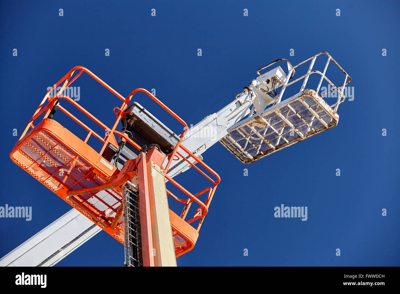 Bau Ausrüstung Antenne Mann Boom Kran in den Himmel heben Stockfoto
