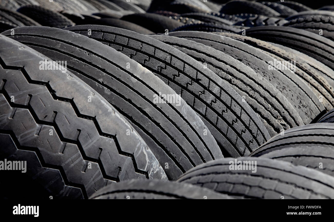 Automobil- und Reifen getragen beschädigte für Abfallwirtschaft Industrie Entsorgung recycling Stockfoto